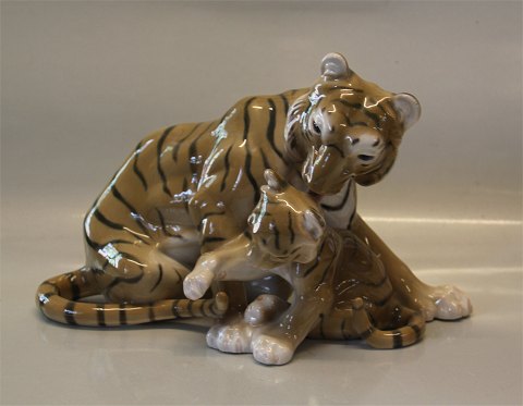 B&G Figurine B&G 1948 Tiger with cub 18.5 x 30  cm