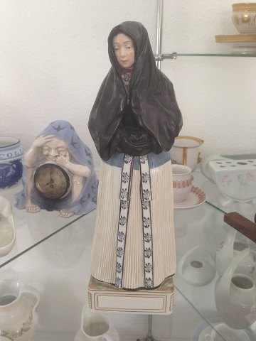 Royal Copenhagen Overglasur figur Marchen Chrilles Bachers Datter Kirkedragt, Amager No 12107
