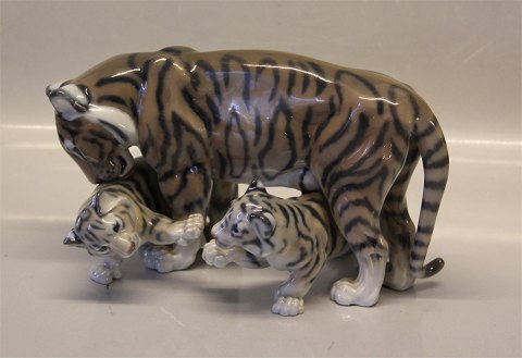 Royal Copenhagen 4687 RC Tiger and cub JG 28 x 18 cm