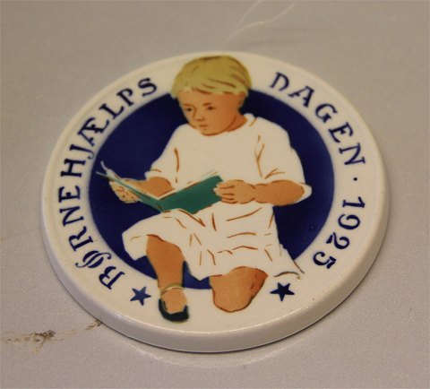 Aluminia Royal Copenhagen faience Children Days plates 1925 Child reading in a book Oscar Willerup 8.7 cm