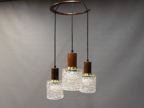 Loftlampe i palisander og kunstglas. Lampen er af Dansk Design fra 1960erne. 
