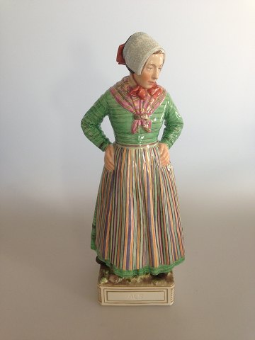 Royal Copenhagen Kvinde Figur i egndragt fra ALS designet af Carl Martin-Hansen No 12220