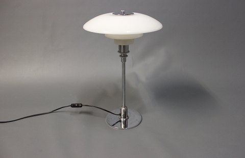 PH 3/2 bordlampe designet i 1999 af Poul Henningsen og fremstillet hos Louis 
Poulsen. 
