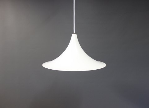 Hvid trompetlampe af Dansk Design.
