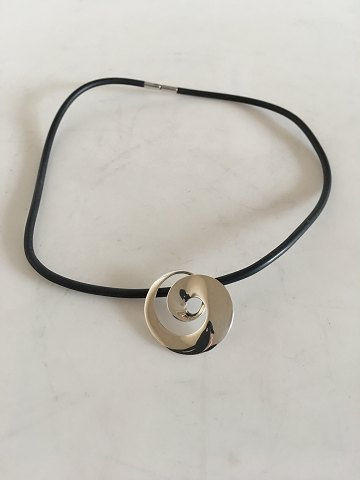 Georg Jensen Sterling Sølv Torun Continuity Vedhæng No 2004 påsat Kæde af sort gummi materiale.