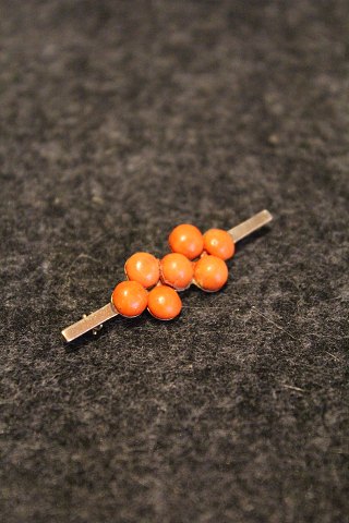 14 karat guld broche med koraler.
Måler : 5x1,5cm.