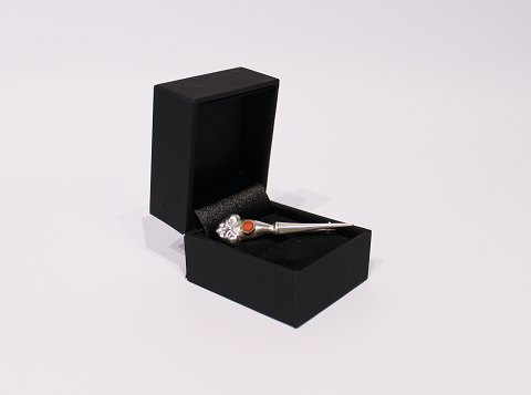 Broche med lille karneol og i 830 sølv.5000m2 udstilling.