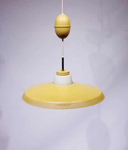 Gul loftpendel, model P415, af Bent Karlby og Lyfa, i flot brugt stand fra 
1960erne.
