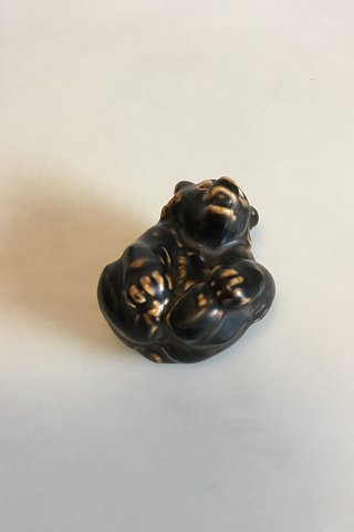 Royal Copenhagen Stentøjsfigur af Brun bjørneunge på ryggen, sjælden No 22745 PMN