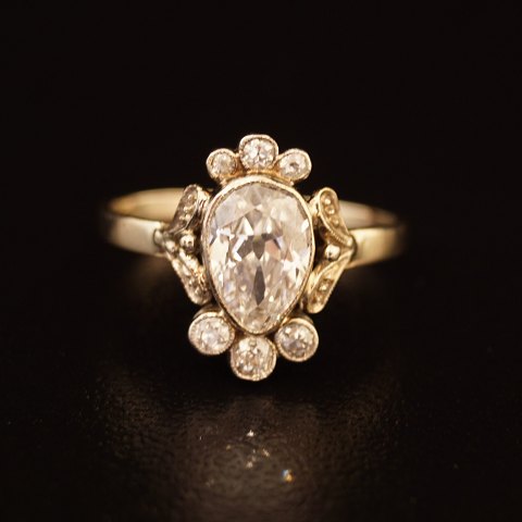 Hvidguldsring af 14 kt. guld med dråbeformet brillant 1,25 carat og 6 små diamanter