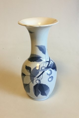 Bing & Grøndahl Unikavase designet af Fanny Garde. Dekoreret med kirsebærgren i blå farver