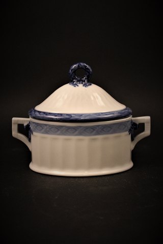 Royal Copenhagen Blå Vifte oval sukkerskål med låg.
H:10cm. 12,5x6cm.