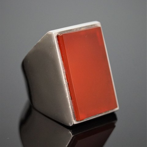 A ring of sterling silver set with a carnelian