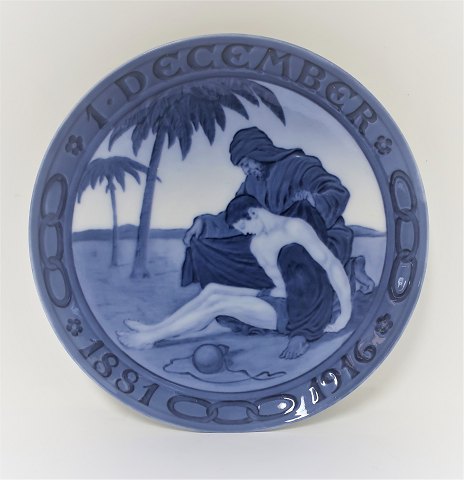 Royal Copenhagen. Memorial Plate # 165. Odd Fellow. The Good Samaritan 1916. Diameter 20.5 cm.