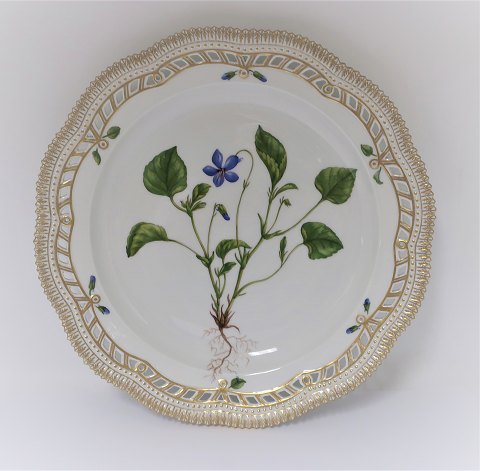 Royal Copenhagen. Flora Danica. Rundt serveringsfadmed gennembrudt kant. Model # 3527. Diameter 29 cm. (1 sortering). Viola canina Horn