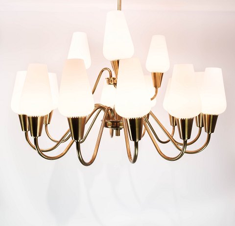 Lampe med arme i messing og glas af dansk design fra 1950erne.
