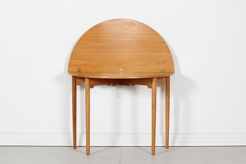 Hans J. WegnerRound table ofcherry wood