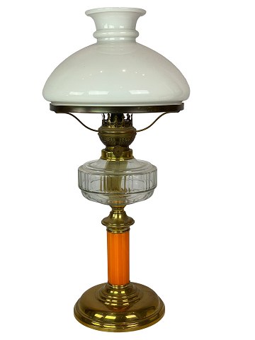 Petroleumslampe af messing med hvid opal glas skærm, samt med orange glas 
stamme, fra omkring 1860. 
Flot stand

