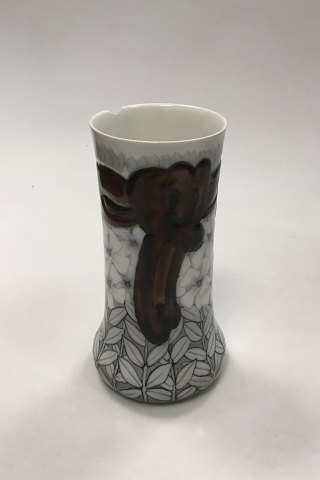 Bing og Grøndahl Unika Art Nouveau vase med blomsterdekoration. Signeret af Jo Hahn Locher No 172