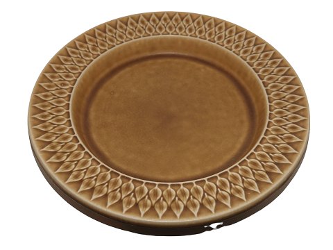 Relief
Lille rundt fad med bred kant 19.5 cm.