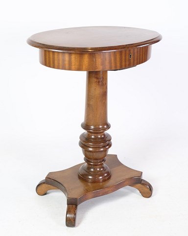 Oval sewing table / lamp table on pillar with mahogany sewing room from around 
the 1890s.
Great condition
