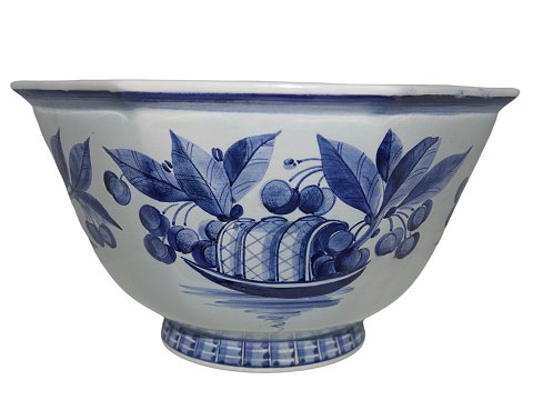 TranquebarLarge and rare angular bowl