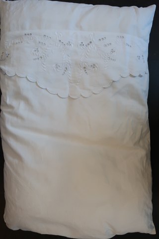 Baby-dynebetrækDet smukkeste håndbroderede baby-dynebetrækSe nærbilleder af det smukke broderiVi har et stort udvalg af gammelt/antikt børnetøj og babytøj, sengetøj o.l.