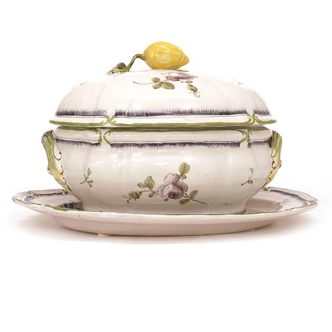 Polychrom dekorierte fayence Terrine Stralsund. Hergestellt um 1770. L Platte: 41cm. H: 24cm