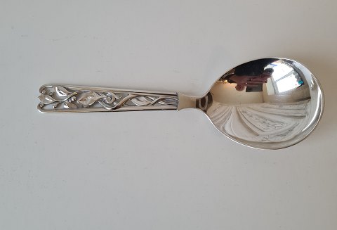 Stor smuk serveringsske i sølv med ornamental dekoration fra Horsens Sølv 1958 - 23 cm.
