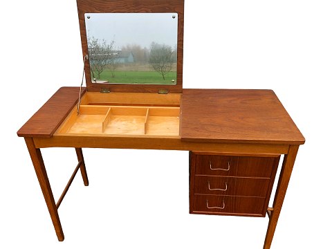 Dressing table / Desk
Teak wood
DKK 1550