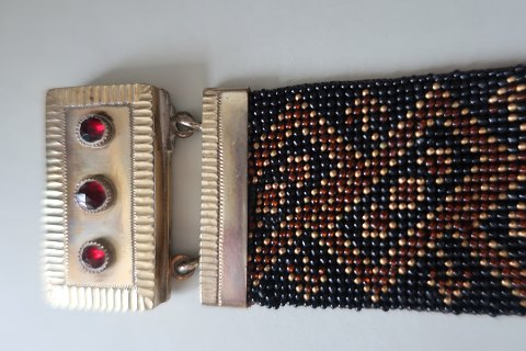 An antiques and beautiful bracelet, made of beads
MIght be made of silver, but no stamp
Beautiful and with 3 antiques "flusser" (=antiques beads) by the closing
About 1870