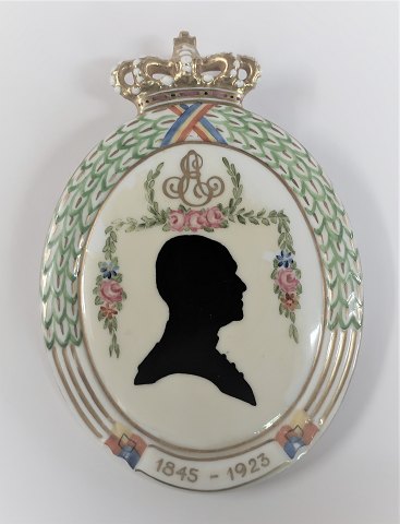 Royal Copenhagen. Silhouette platte. Prins Ernst August. Hertug af Cumberland & Brunswick. 1845-1923. Højde 12,6 cm. Der er lidt lak på forsiden af platten. (1 sortering)