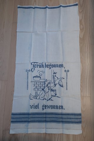 ParadestykkeSmukt gammelt paradestykke med blåt håndbroderiTekst: "Früh begonnen viel gewonnen" (Godt begyndt er halvt fuldendt)109cm x 55cmAntikt, dansk linned og olmerdug er vores speciale