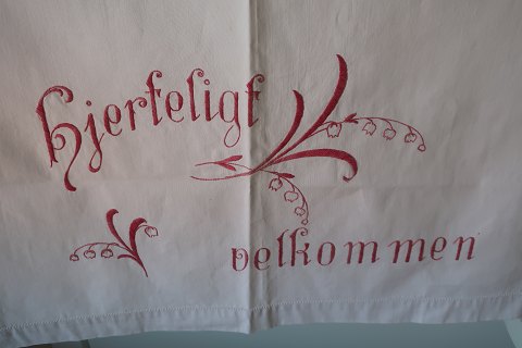 ParadestykkeSmukt gammelt paradestykke med rødt håndbroderi88cmx 67cmAntikt, dansk linned og olmerdug er vores speciale