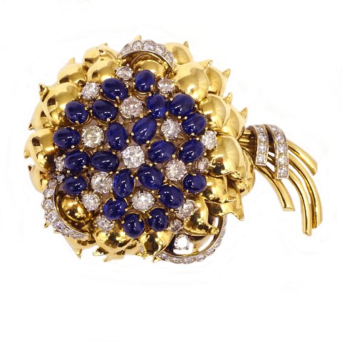 Italian 18kt gold brooch with ca. 7,75ct diamonds and 27,7ct sapphires. Rome circa 1950-60. Size: 83x59mm. W: 78gr