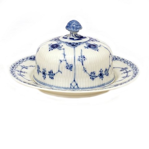 Royal Copenhagen blue fluted half lace butter dish 
502. 2. quality. H: 9,5cm. D: 17cm