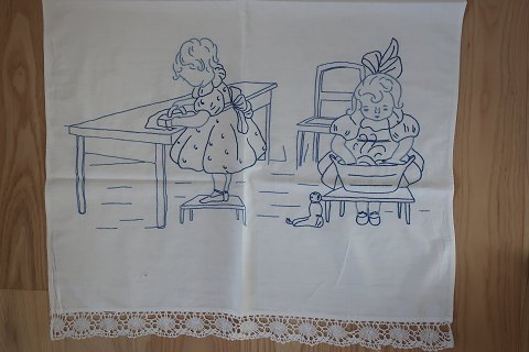 ParadestykkeSmukt gammelt paradestykke med blåt håndbroderiSe også de smukt afsluttede hæklede kanter98cm x 59cmAntikt, dansk linned og olmerdug er vores speciale