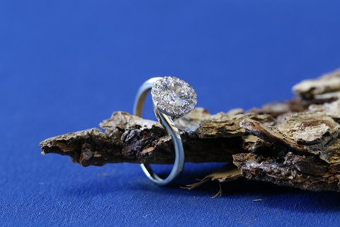 Guldring til kvinder i 14 karat guld, med klare sten. 
Størrelse 56.