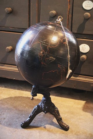 Dekorativ , antik globus i sort på jernfod til undervisning i stjerner og 
planeter...