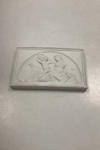 Royal Copenhagen Biscuit Platte Biscuit Bacchantinde holder en drueklase i 
vejret for en lille satyr No 85