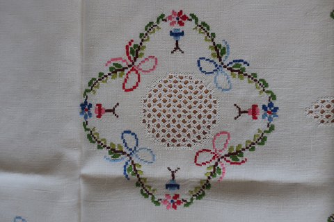 Gammel dug
Håndbroderet med farvet broderi
Ca. 102cm x 97cm