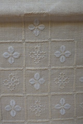 Gammel dug
Håndbroderet med hvidt broderi
Ca. 124cm x 122cm