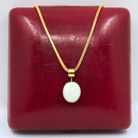 Halskæde i 18 kt. guld med stor opal