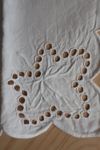 Antikke Stofservietter/mundservietterHørMed smukt hulmønster26cm x 26cmHåndvævedeHaves 6 stk. ensAntikt, dansk linned og olmerdug er vores speciale