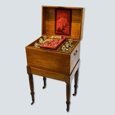 English travel case in mahogany with brass fittings