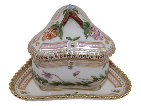 Flora Danica
Triangular lidded custard cup with saucer
