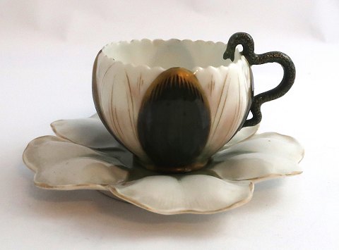 Bing & Gröndahl. Small cup. Handle in the shape of a snake. Diameter of saucer 
11.5 cm. Height of cup 4.5 cm. Saucer has a defect. See photo.