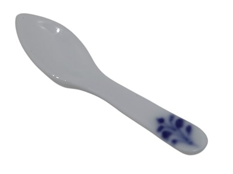 Blue Fluted Plain
Extra small salt spoon from 1894-1928