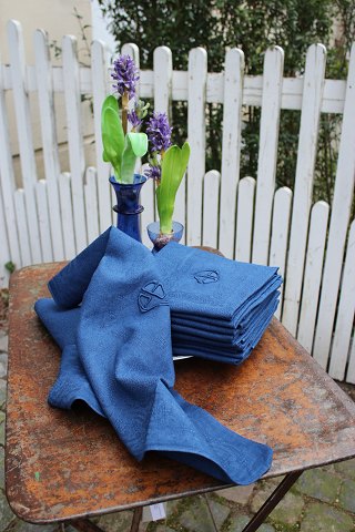 12 pieces of old French damask woven fabric napkins with a fine pattern.
60x55cm...