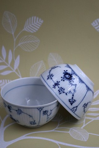 Sjælden , Musselmalet Riflet skål / skylleskål 
fra Royal Copenhagen. 1/69A.